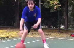 小姐姐双手运球,小姐姐篮球运球风采独绝