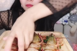 小姐姐吃10只虾头,小姐姐的美食冒险之旅