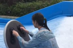 冲浪小姐姐吃冰淇淋图片,冰淇淋助力激情四溢