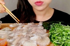 美食小姐姐吃海葡萄视频,美食小姐姐带你领略海洋鲜甜